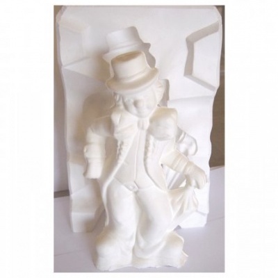 Estatueta branca de boneco com chapéu em embalagem de espuma branca