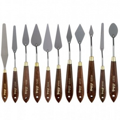 Conjunto de 11 espátulas de pintura com lâminas metálicas e cabos de madeira