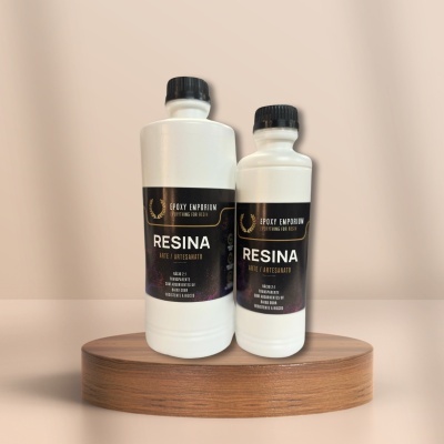 Dois frascos brancos de resina com rótulo preto e texto em português sobre base de madeira redonda