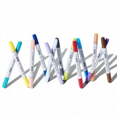 Marcadores duplos coloridos sobre fundo branco