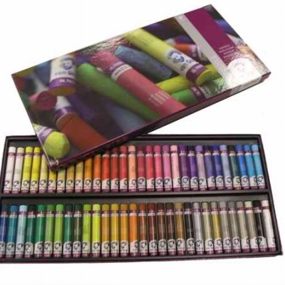 Caixa aberta com 48 pastéis oleosos coloridos em bastão