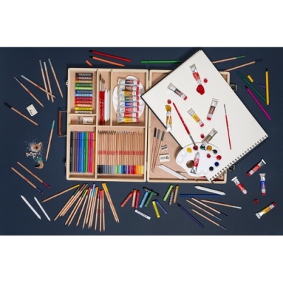 Kit de pintura e desenho com lápis, tintas, pincéis e paleta numa caixa de madeira