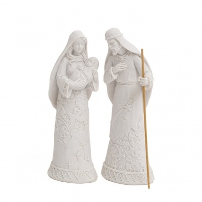 Estátuas religiosas brancas de mulher com menino e homem com cajado