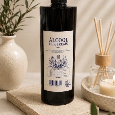 Frasco preto com rótulo Álcool de Cereais em ambiente com vaso cerâmico, vela e difusor
