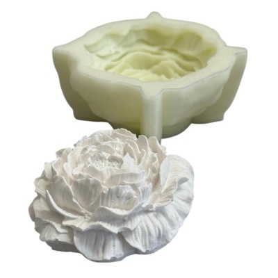 Molde de silicone amarelo pálido e flor branca detalhada feita a partir do molde