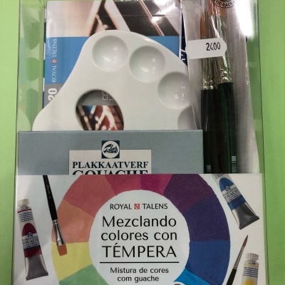 Conjunto de pintura com paleta branca, pincéis pretos, tubos de tinta guache e embalagem colorida