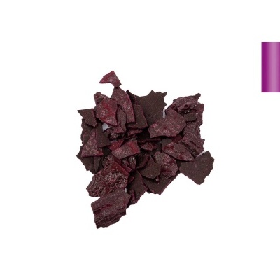 Fragmentos de batom roxo escuro e amostra de cor