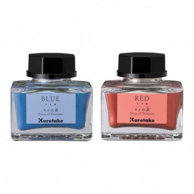 Dois frascos de tinta em vidro azul e vermelho com tampas pretas