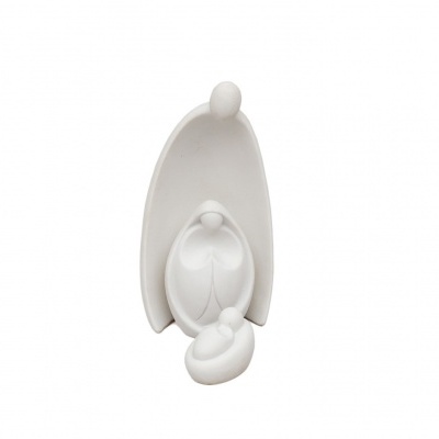 Escultura decorativa branca abstrata com figura e criança.