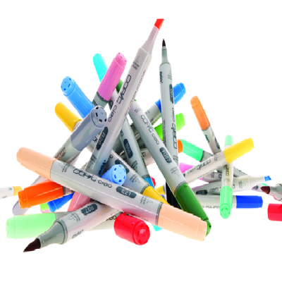 Marcadores coloridos com tampas variadas em fundo branco