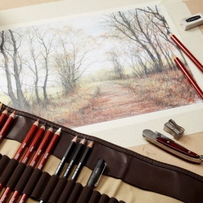 Estojo com lápis de cor, apontador, borracha e desenho a lápis de paisagem