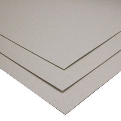 Três placas cinzentas finas empilhadas com superfícies lisas