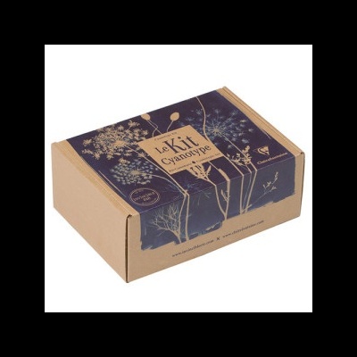 Caixa de cartão com tampa decorada a azul escuro e plantas, texto 'Le Kit Cyanotype'