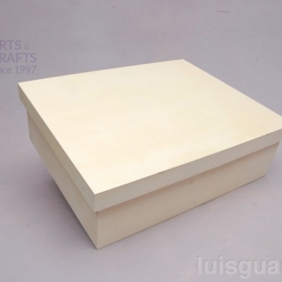 Caixa quadrada de madeira clara com tampa separada sobre fundo cinzento