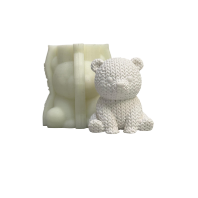 Molde de silicone transparente e figura branca em forma de urso sentado com textura de malha.