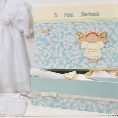 Caixa decorativa azul clara com anjo e vestido branco de batizado