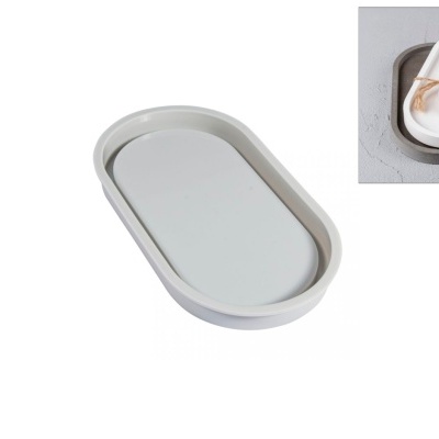 Tabuleiro oval cinzento claro com bordas erguidas mostrando sabonetes.