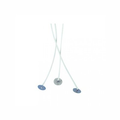 Três regadores de plantas com hastes longas e bocais coloridos