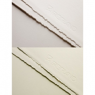 Folhas de papel texturizado creme e bege com texto em relevo FABRIANO