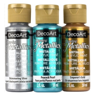 Três frascos de tinta acrílica metálica DecoArt em prata, azul e ouro.