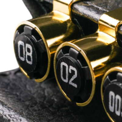 Ajudas de custo numeradas com estrutura dourada e base preta