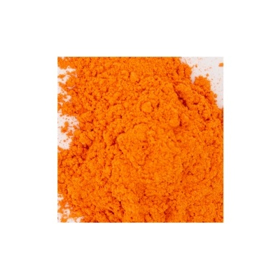 Pó laranja vibrante com textura fina sobre fundo branco