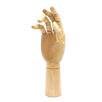 Modelo de mão articulada em madeira clara com juntas móveis