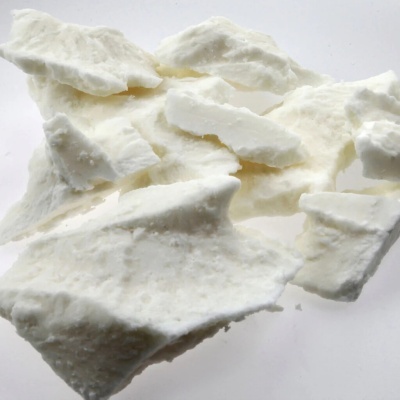 Fragmentos brancos de material com textura rugosa sobre fundo branco