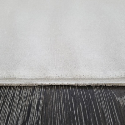 Tecido branco sobre superfície de madeira escura