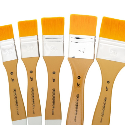 Conjunto de cinco pincéis para pintura com cerdas amarelas e cabos castanhos