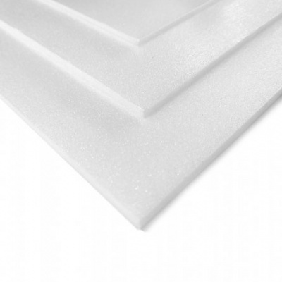 Três placas brancas de espuma empilhadas com textura lisa