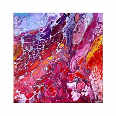 Quadro abstrato em tons vermelhos, rosas e roxos com padrões fluidos e texturas tipo células.