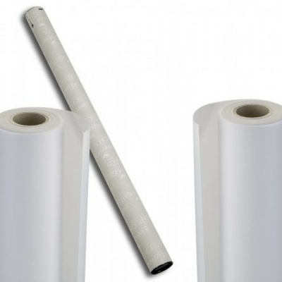 Três rolos de papel, dois brancos e um cinzento-claro com texto e padrões.