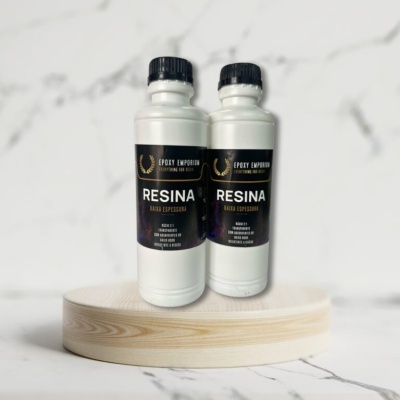 Duas garrafas de resina epóxi com rótulos pretos em base de madeira clara