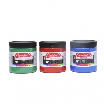Três frascos de tinta para tecido Speedball verde, vermelho e azul sobre fundo branco
