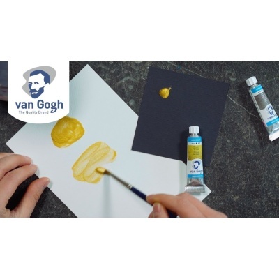 mãos a pintar com tinta amarela da Van Gogh em folhas branca e preta sobre fundo escuro