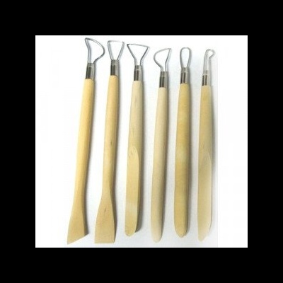 Conjunto de seis ferramentas de escultura com cabos de madeira e pontas metálicas