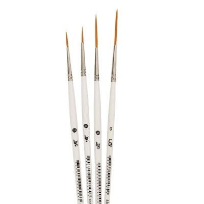 Quatro pincéis finos para pintura com cabos brancos e cerdas castanhas