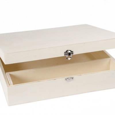 Caixa de madeira branca com tampa aberta e fechadura metálica.