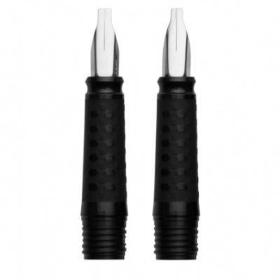 Duas ponteiras de caneta pretas com pontas metálicas prateadas