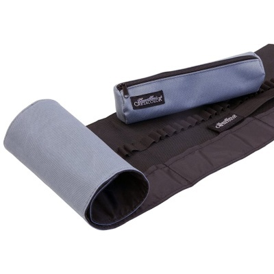 Estojo organizador azul claro e preto com bolsos e fecho