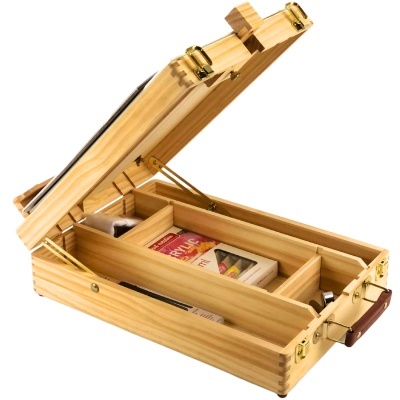 Mala de madeira clara com pintura e materiais artísticos no interior