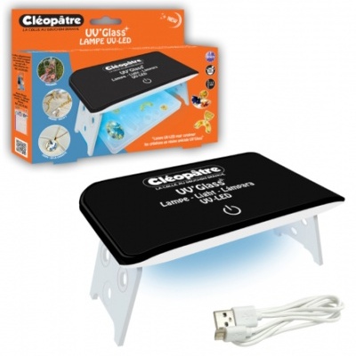 Lâmpada UV-LED preta com pernas brancas e cabo USB, embalagem laranja ao fundo