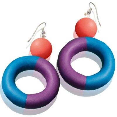 Brincos com esferas vermelhas e argolas azuis e roxas