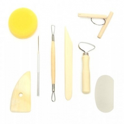Conjunto de ferramentas para cerâmica em madeira, plástico e aço sobre fundo branco