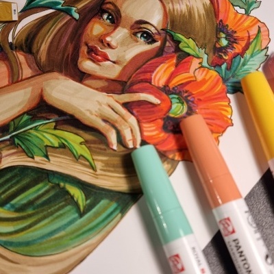 Desenho artístico de mulher com flores rodeada por marcadores coloridos Pantone sobre papel branco