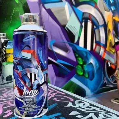 Lata de tinta spray com design colorido em ambiente de grafite.