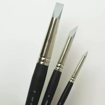 Conjunto de três pincéis com cabos pretos e pontas cinzentas