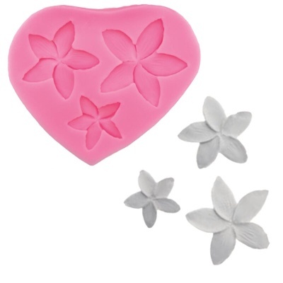Molde silicone rosa coração com cavidades de flores e flores cinzentas modeladas ao lado