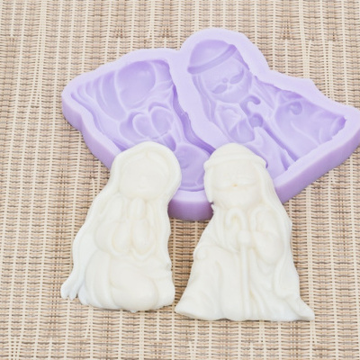 molde em silicone lilás e figuras brancas de presépio sobre tecido trançado
